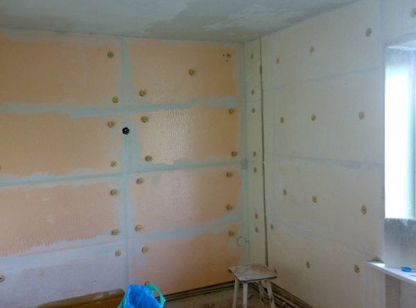 Isolamento da parede do apartamento com poliestireno expandido