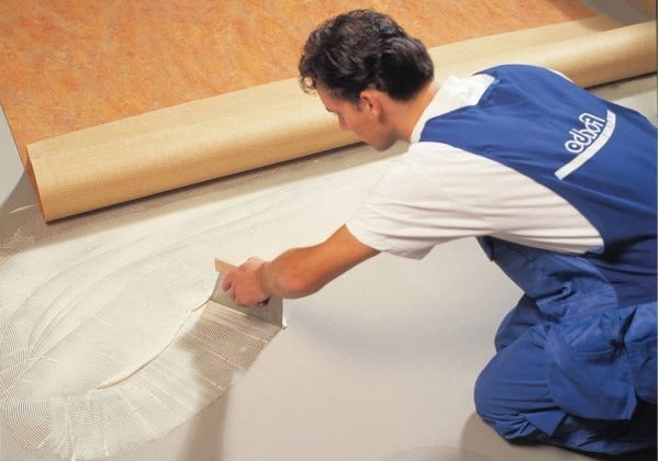 Препоръчва се да се поставят валцувани подови покрития върху лепило