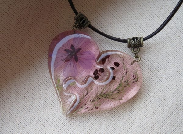 Pendentif en forme de coeur avec des bijoux en résine fleur de géranium