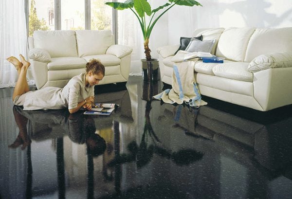 Trong phòng khách, nên sử dụng một lớp phủ epoxy khi sưởi ấm sàn.