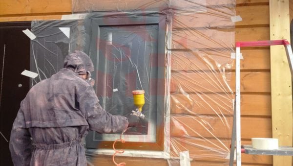 Pulverização de esmalte nas janelas de PVC