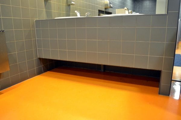Oranžová epoxidová koupelnová podlaha