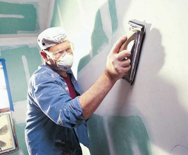 Gammel maling må behandles med sandpapir for å øke vedheftet.