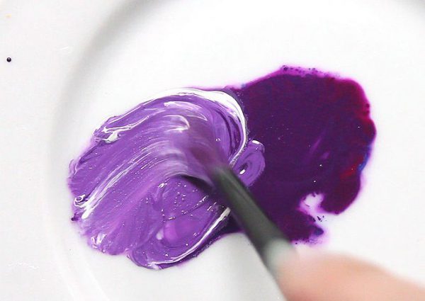 A principal maneira de obter cores lilás é adicionar tinta vermelha com azul