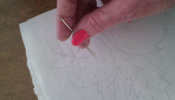 Overføre et mønster til stoff ved hjelp av silkepapir