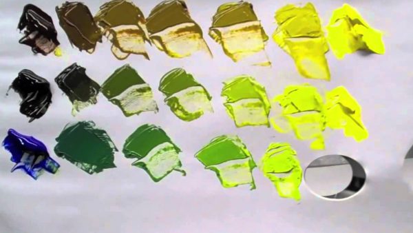 Смесване на цветове върху палитра за зелени тонове
