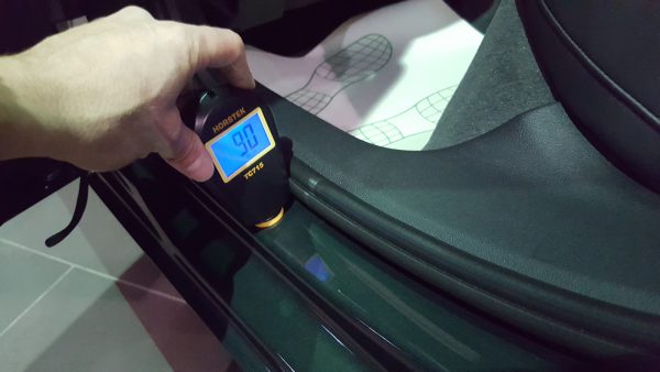 Medição de tinta no limiar traseiro do carro