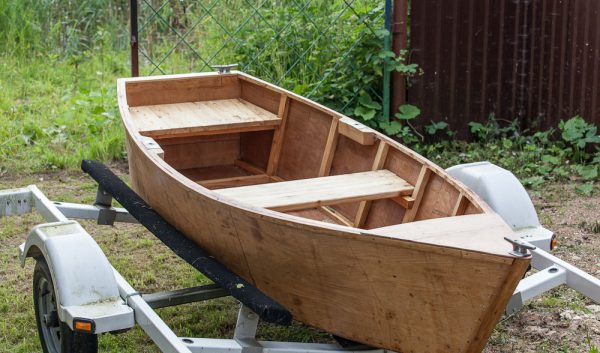 Preparando-se para pintar um barco de madeira compensada