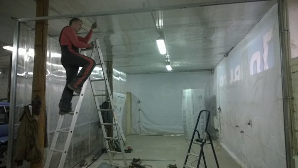 Montage du plafond dans la cabine de pulvérisation