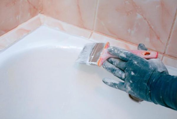 Les baignoires en fonte sont mieux peintes d'émail avec une brosse