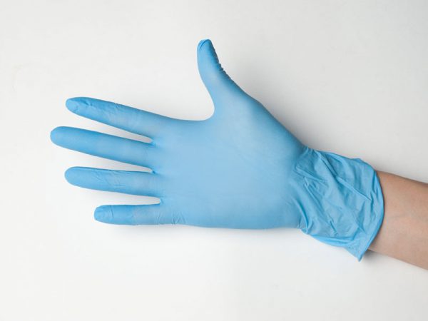 При боядисване на кожени изделия трябва да се използват ръкавици.