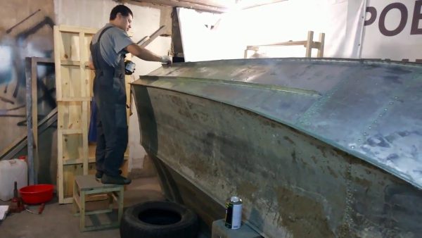Forbereder båten for maling