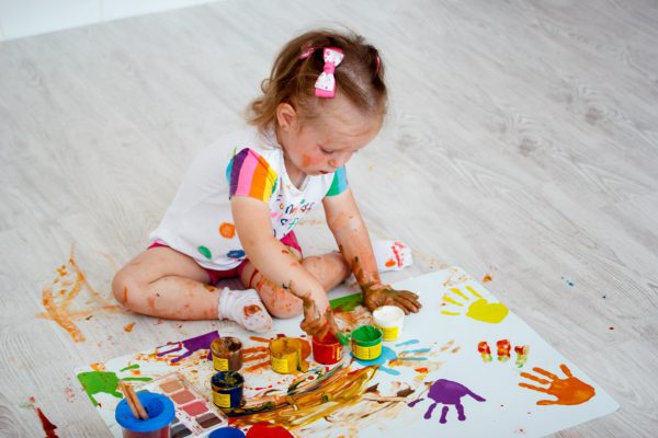 Desenvolvimento de habilidades motoras finas em crianças com tintas para os dedos