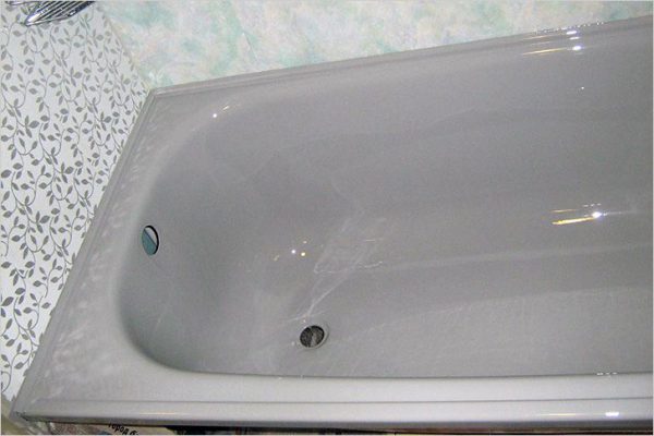 Å gjenopprette emalje på et gammelt bad er enklere enn å kjøpe og installere et nytt.
