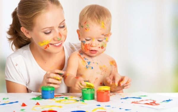 Pomocou farieb na prsty si môžete vštepiť svoje schopnosti kreslenia dieťaťa