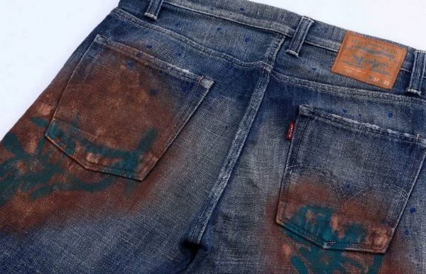 Traces de rouille sur un pantalon en jean