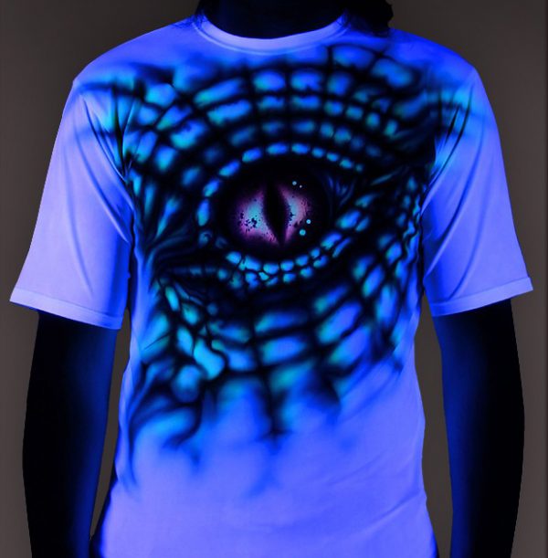 T-skjorte med mønster laget av lysende maling