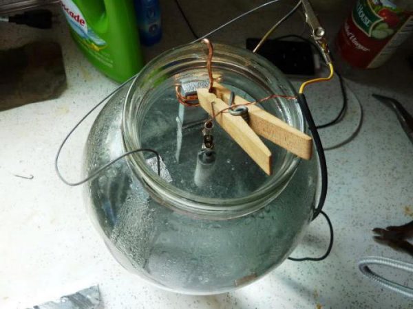 Elektrolytická metóda na chrómovanie kovových častí