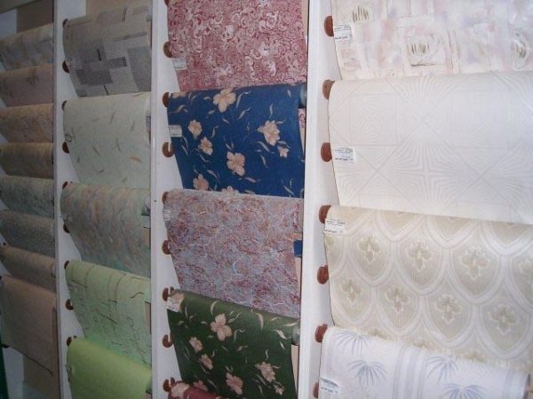 Os papéis de parede de papel são o material de acabamento mais econômico.