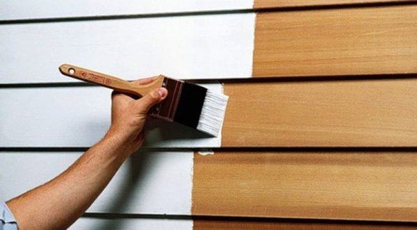 Traitement d'une surface en bois avec de la peinture en caoutchouc