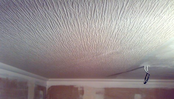 Malování tapety na stropě