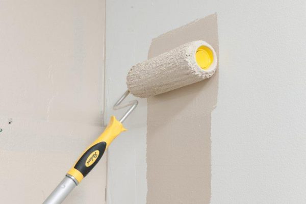 Mal veggen med vannbasert maling ved hjelp av en rulle