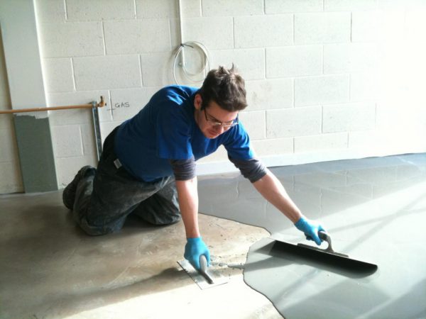 Wstępne gruntowanie zapewnia lepsze rozłożenie wylewanej podłogi na powierzchni