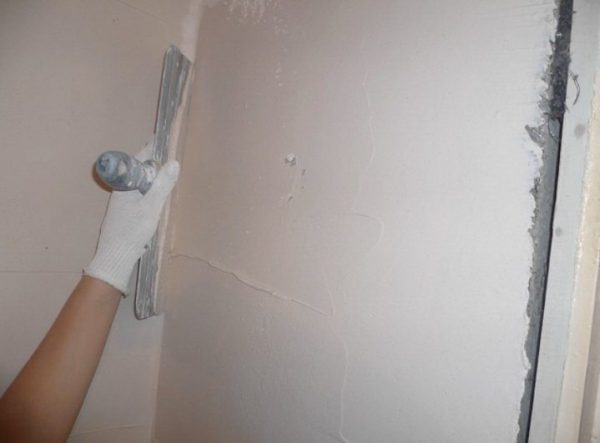 Kit na bazie gipsu pozwala uzyskać idealnie gładką białą powierzchnię ścian i sufitów