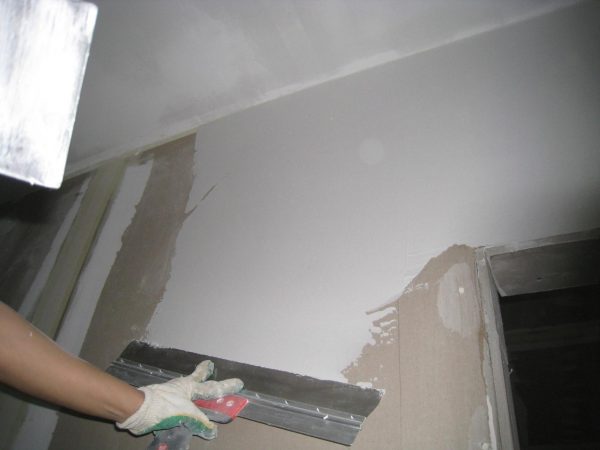 Trước khi sơn, cẩn thận chuẩn bị bề mặt tường.