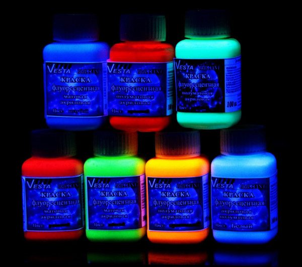 Fluorescencyjne kolory świecą w ciemności