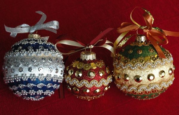 Bolas de Natal decoradas com miçangas