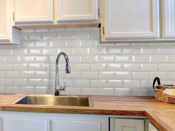 Para decorar as paredes da cozinha, geralmente são usados ​​azulejos.