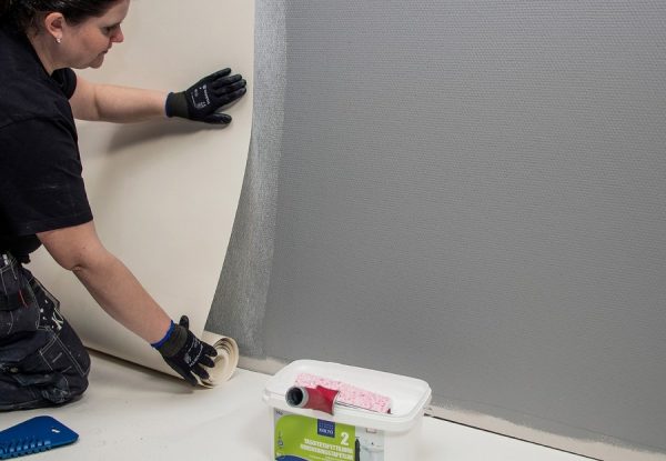 Pour coller les murs avec du papier peint en verre, un adhésif spécial est nécessaire