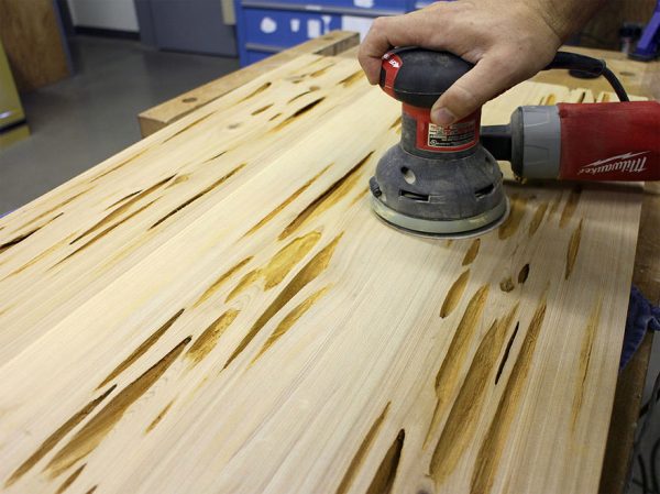 Шлайф за приготвяне на дървена повърхност за изливане