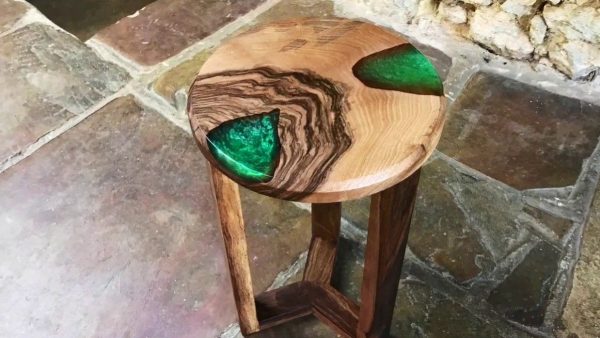 Originální dřevěná stolička s epoxidovou výplní