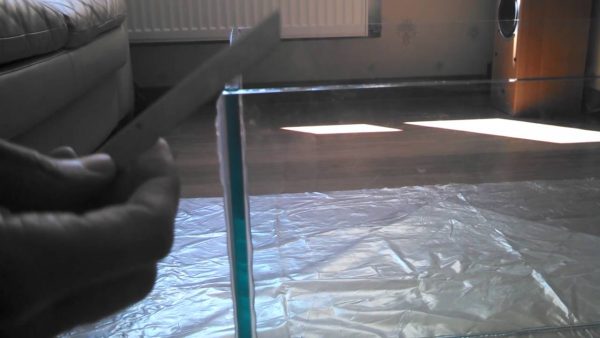 Processamento de costura para colar vidro