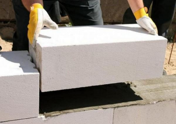A espessura da costura ao colocar concreto de espuma