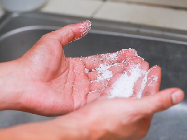 Премахване на ръце със сол