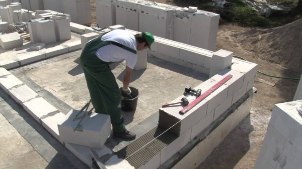 Padedant akytojo betono blokelius, reikalinga speciali kompozicija