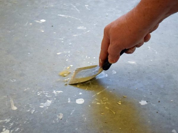 Limpando o chão com uma espátula
