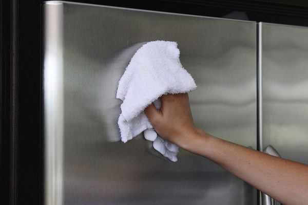 Limpando a geladeira da fita adesiva