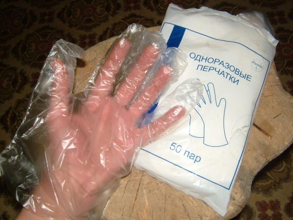 Při práci s pokispolem je vhodné používat rukavice
