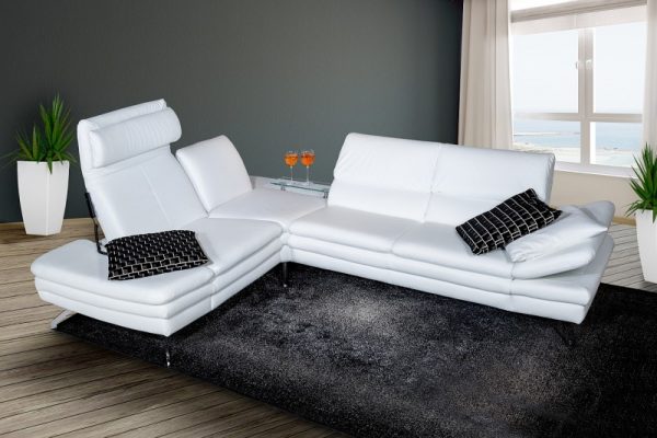 Бялото може да не е практично за диван.