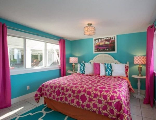 غرفة نوم وردية اللون الفيروزي