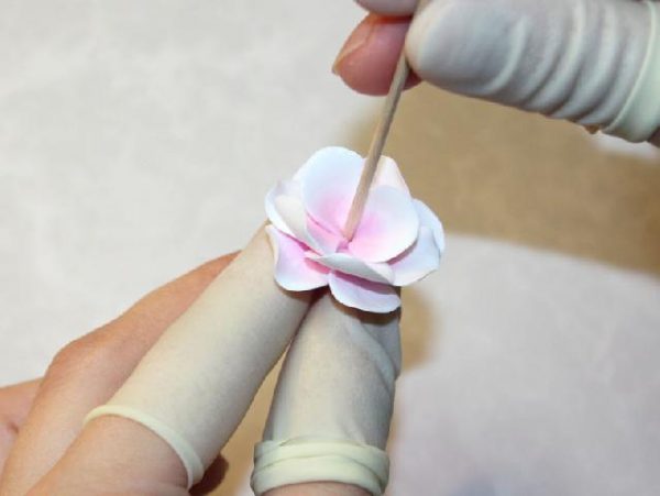 Květ sakury z polymerové hlíny