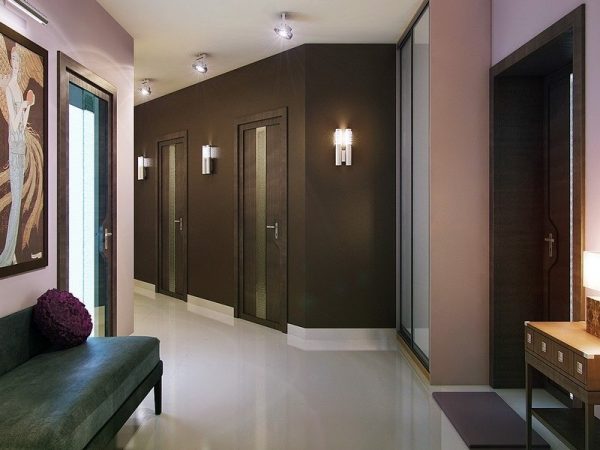 Koridoriaus dizainas su rudomis sienomis.