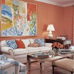 غرفة معيشة بألوان وردية ناعمة