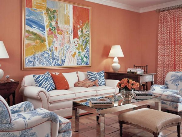 غرفة معيشة بألوان وردية ناعمة