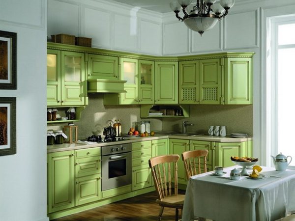 Naudojant šviesiai žalius virtuvės fasadus