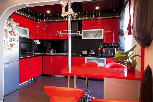 สีแดงในการตกแต่งภายในของห้องครัว